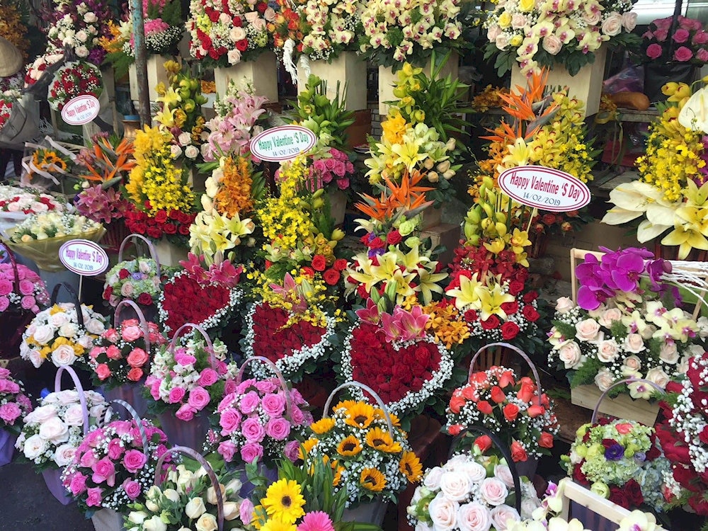 Những bó hoa tươi, khoe sắc rực rỡ là món quà tặng ý nghĩa cho người thân, bạn bè